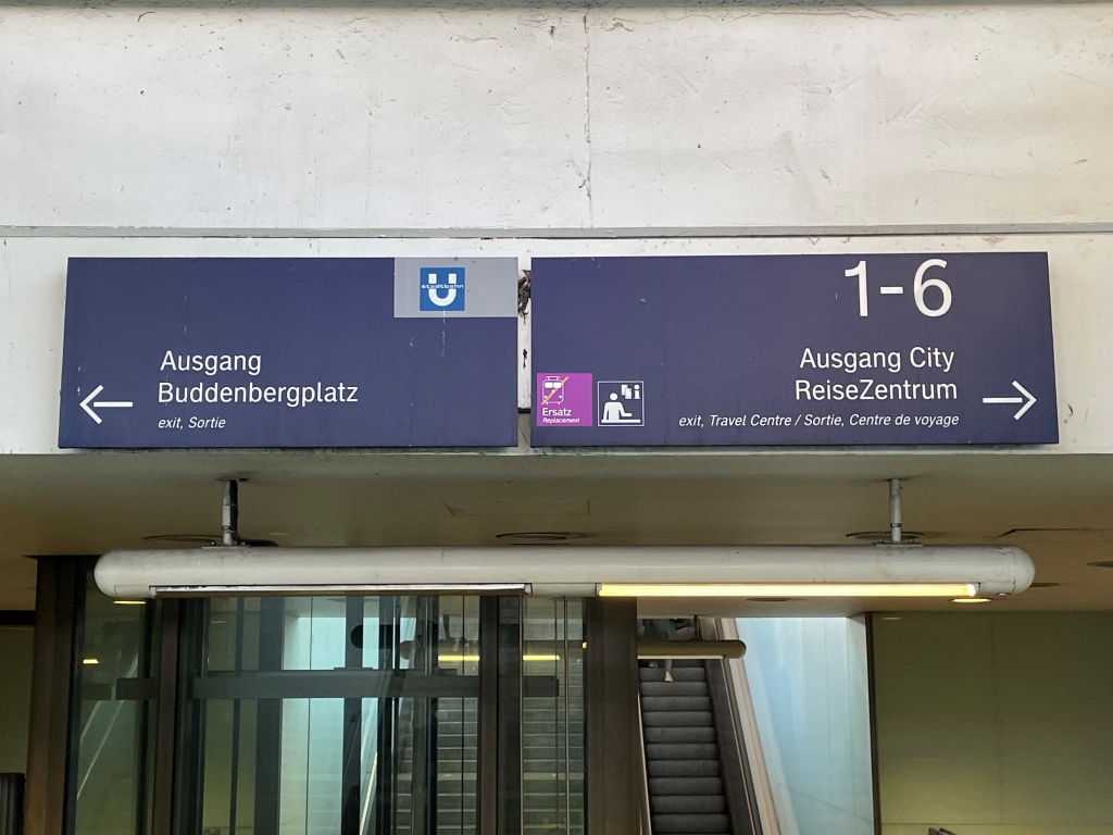 Wegweiser im Hauptbahnhof Bochum.