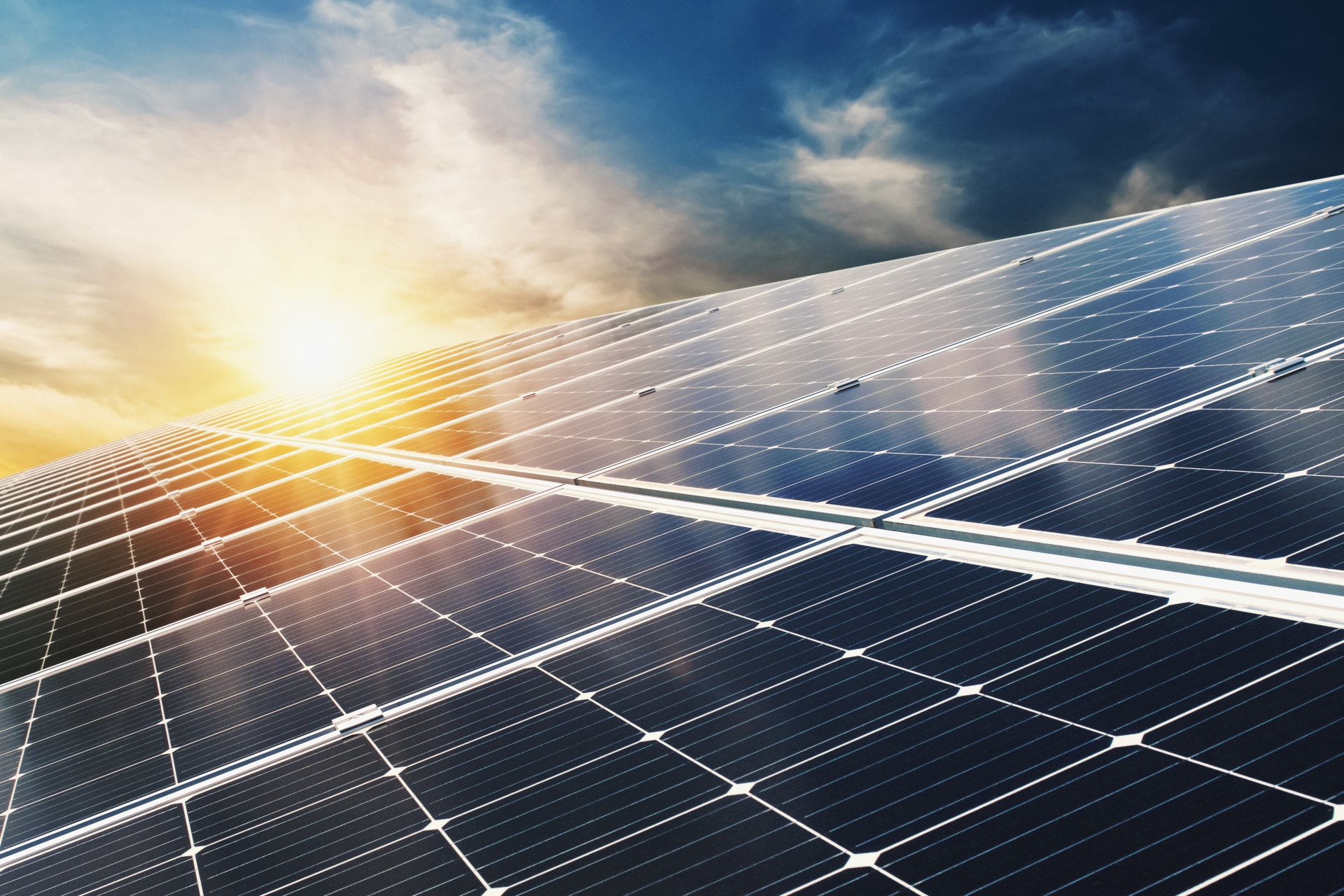 Solarpanel vor blauem Himmel und Sonnenuntergang