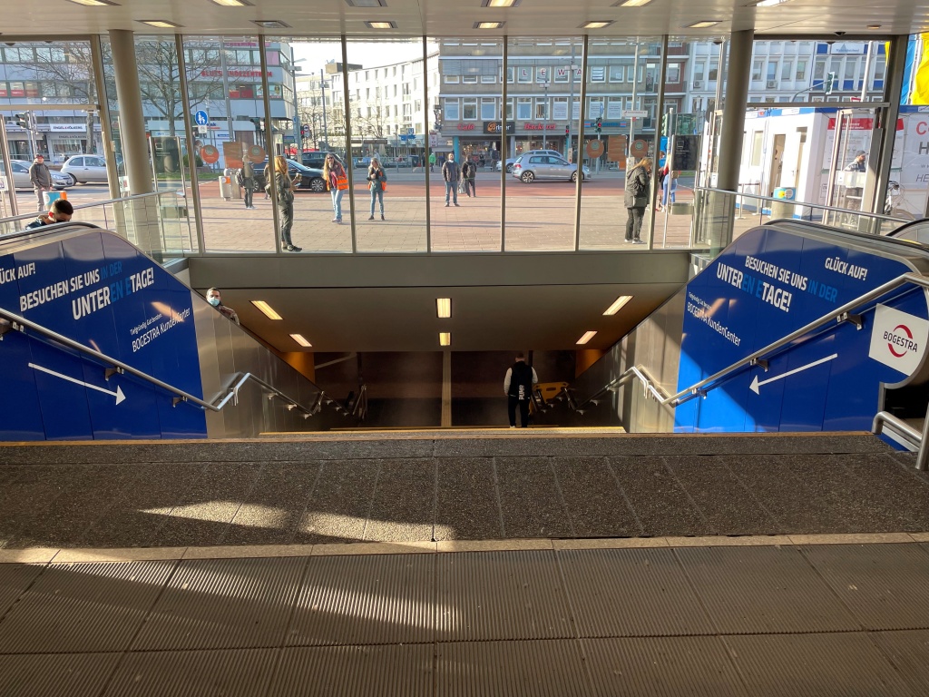 Weg zur U-Bahn im Hauptbahnhof Bochum.