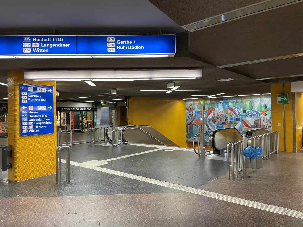 Weg zur U-Bahn im Hauptbahnhof Bochum.
