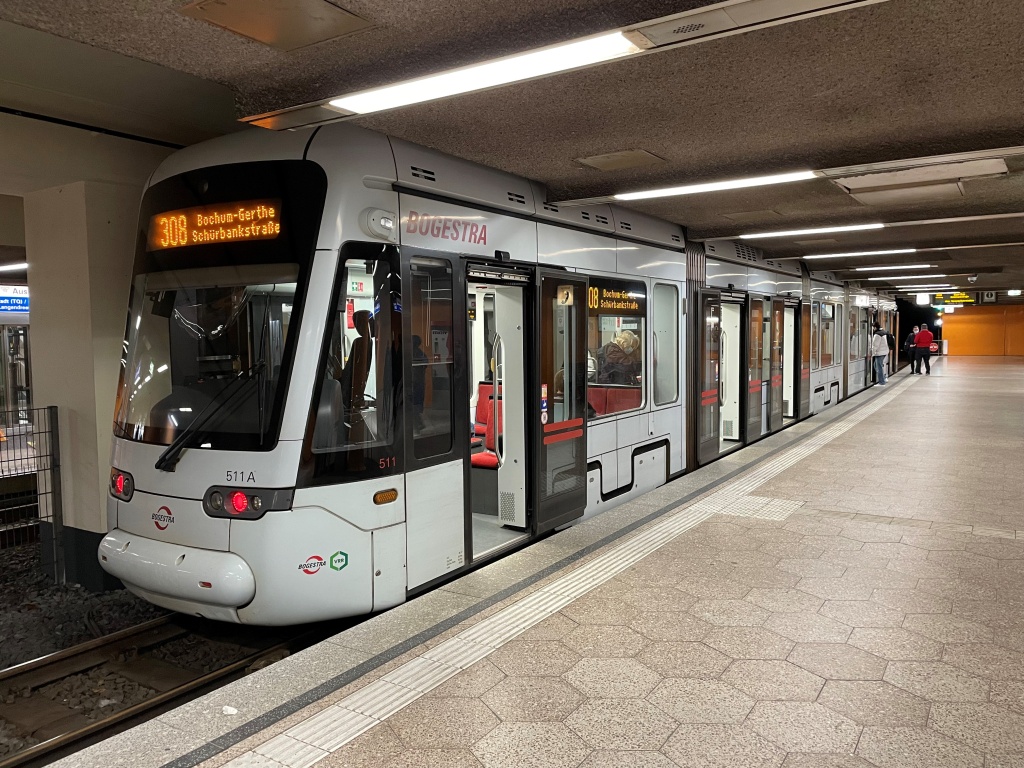 Bild des U-Bahn-Zuges im Hauptbahnhof Bochum.