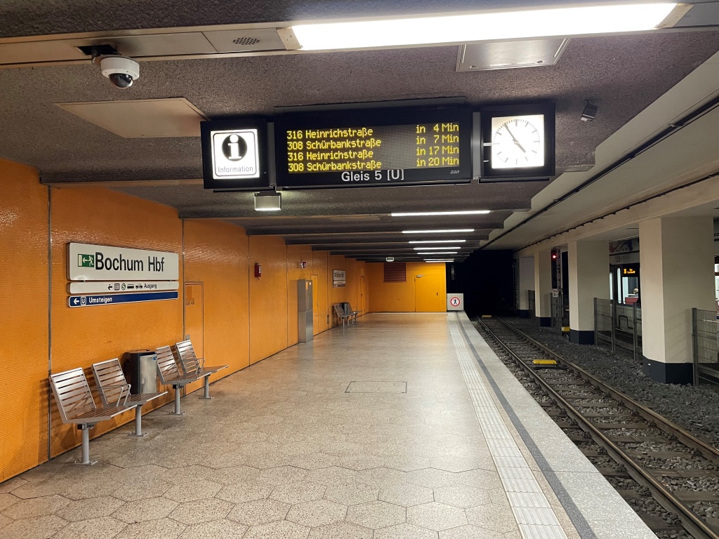 Bahnsteig der U-Bahn im Hauptbahnhof Bochum.