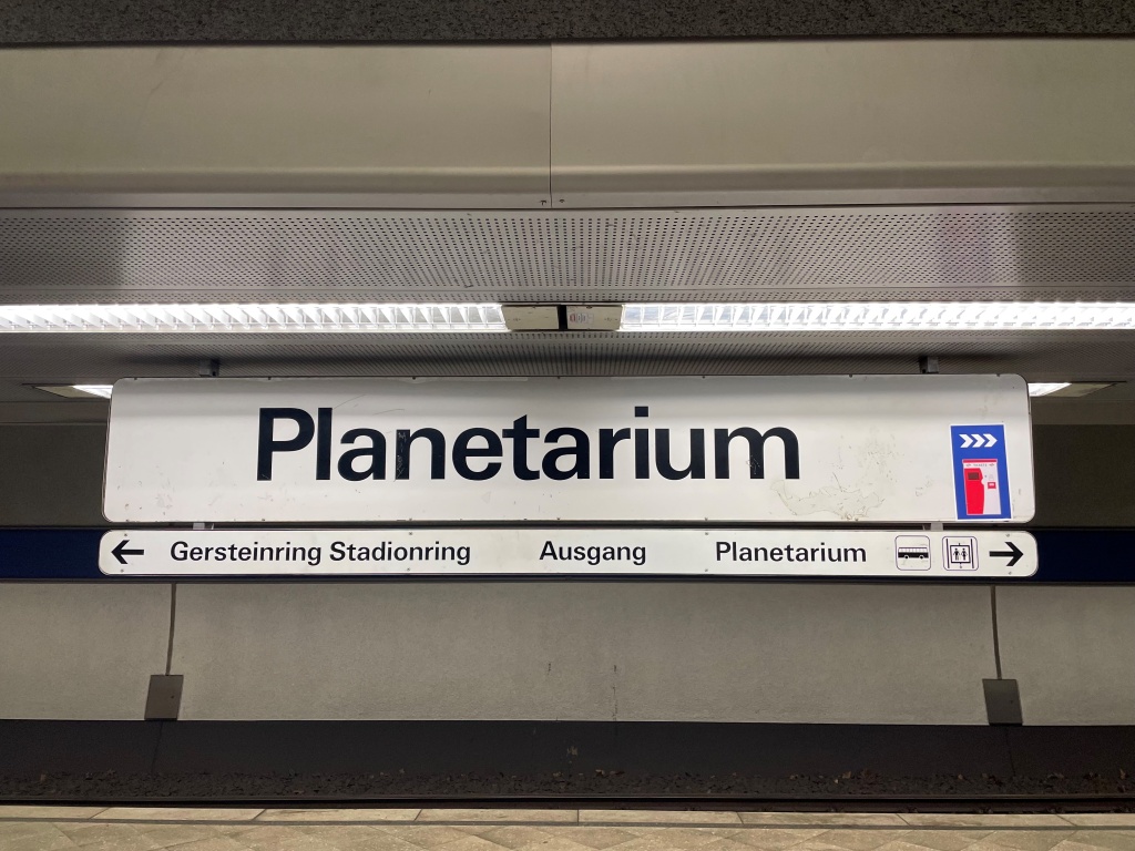 Bild des Bahnsteigs in der U-Bahn-Station Planetarium.