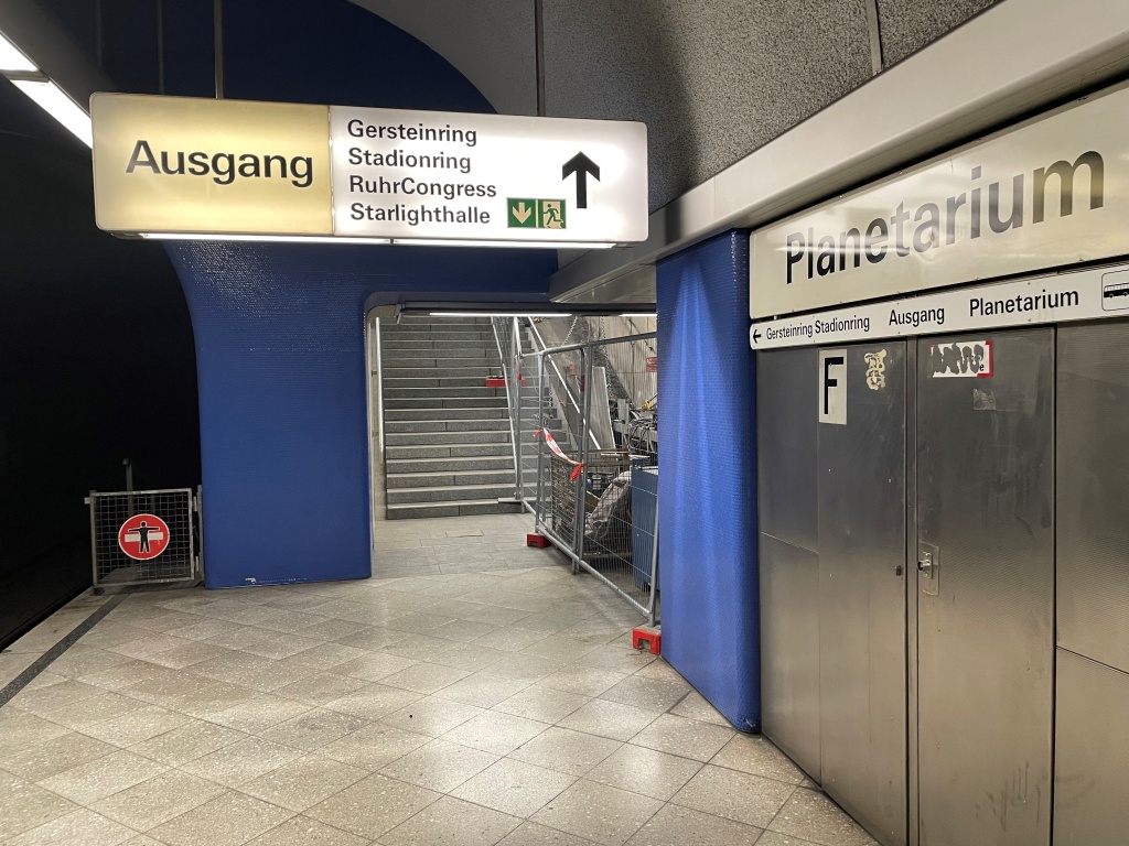 Ausgang Gersteinring-Stadionring in der U-Bahn-Station.