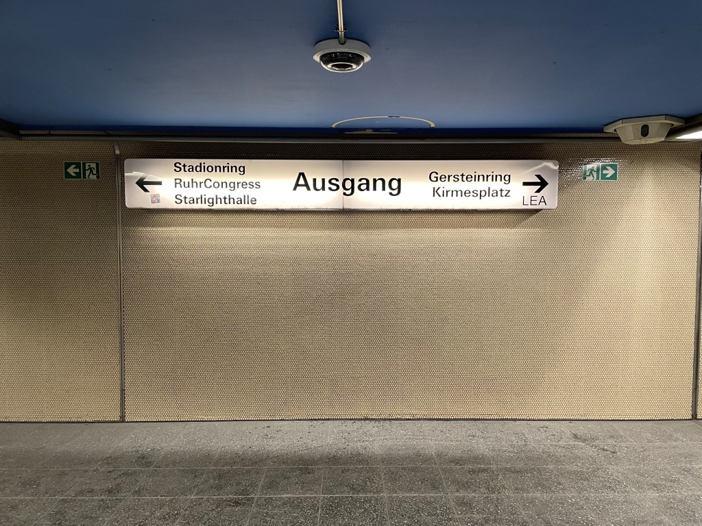 Ausgang Gersteinring, Kirmesplatz, Lea in der U-Bahn-Station.