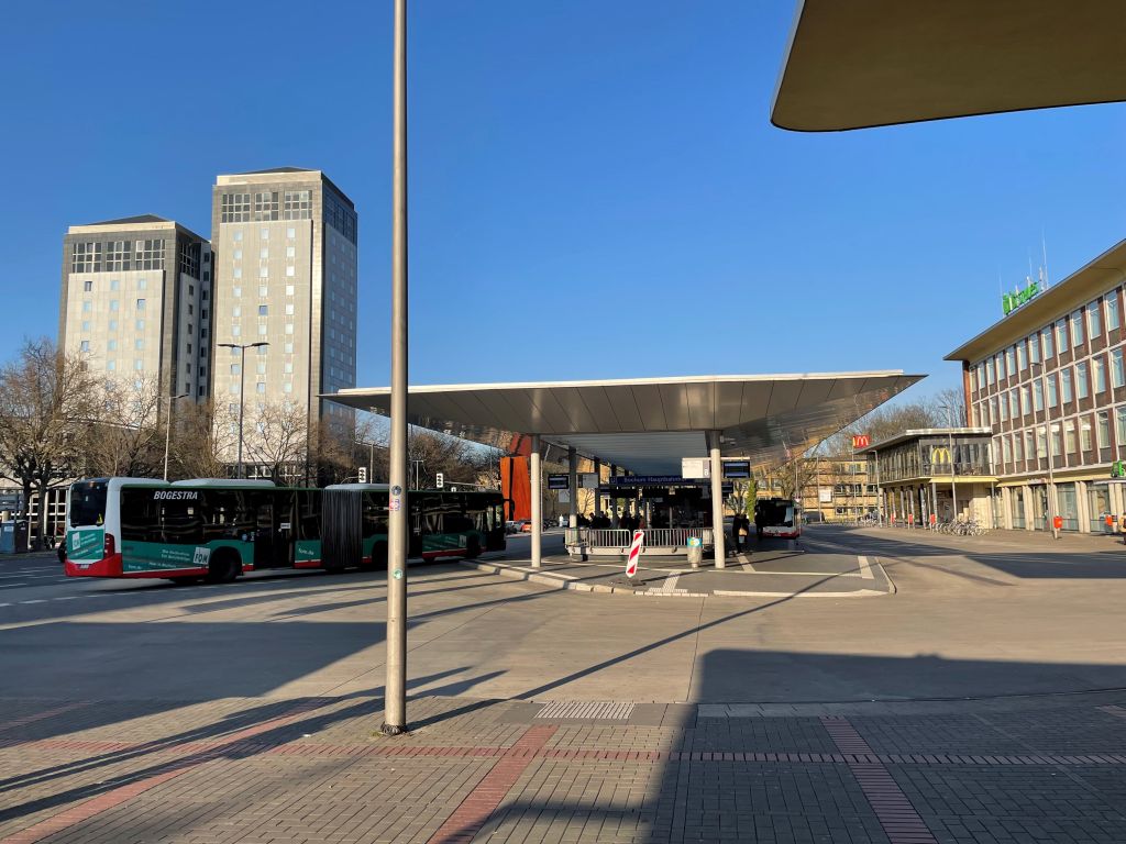 Bild der Bushaltestelle vor dem Hauptbahnhof Bochum.