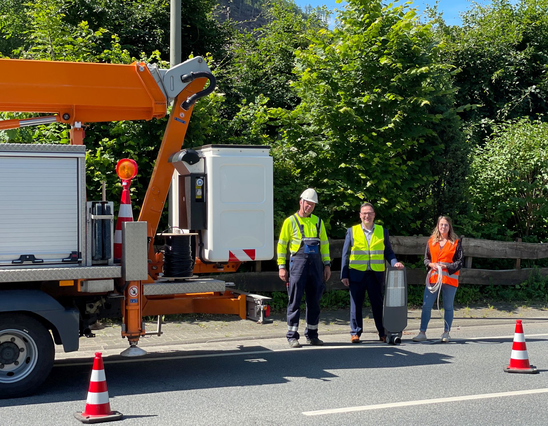 Der zuständige Monteur Bernd Schmitz von der Fa. SPIE, Karsten Schürheck, Beigeordneter der Stadt Lennestadt und Saskia Pape aus dem Bereich Bauverwaltung verschaffen sich einen Eindruck vom Wechsel der Straßenbeleuchtung.