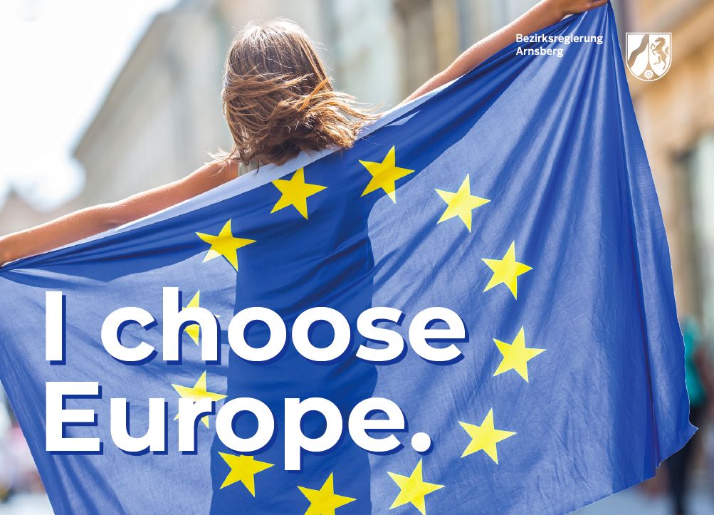 Abgebildet ist eine Frau, die eine Flagge der EU hochhält. Unten steht "I choose Europe." (zu Deutsch: "Ich wähle Europa.")