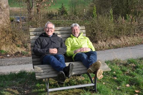 Regierungspräsident Heinrich Böckelühr und der Vertreter der Naturschutzverbände im Regionalrat Arnsberg Klaus Brunsmeier auf der Sonnenbank am Obstsortengarten der Heesfelder Mühle 