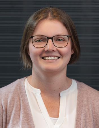 Abgebildet ist Frau Sina Göckeler.