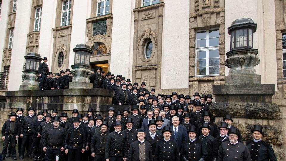 Regierungspräsident Hans-Josef Vogel mit den Schornsteinfeger*innen