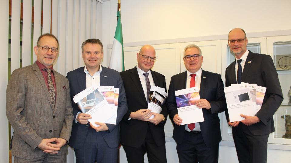 v.l.n.r. Ferdinand Aßhoff (Bezirksregierung Arnsberg) und die Bürgermeister Thomas Grosche (Stadt Medebach), Stephan Kersting (Gemeinde Eslohe), Wolfgang Fischer (Stadt Olsberg), Christof Sommer (Stadt Lippstadt)