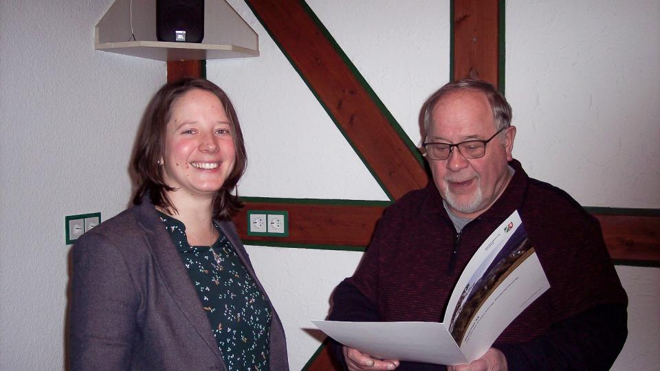 Dezernentin Louisa Wyneken übergibt dem Vorsitzenden der Teilnehmergemeinschaft Hartmut Koppe die Schlussfeststellung