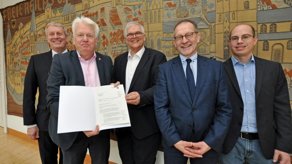 v.l.n.r. Stadtkämmerer Jörg Stüdemann, Oberbürgermeister Ullrich Sierau, Regierungspräsident Hans-Josef Vogel, Ferdinand Aßhoff (Bezirksregierung Arnsberg), Martin Pütz (Stadtkämmerei)