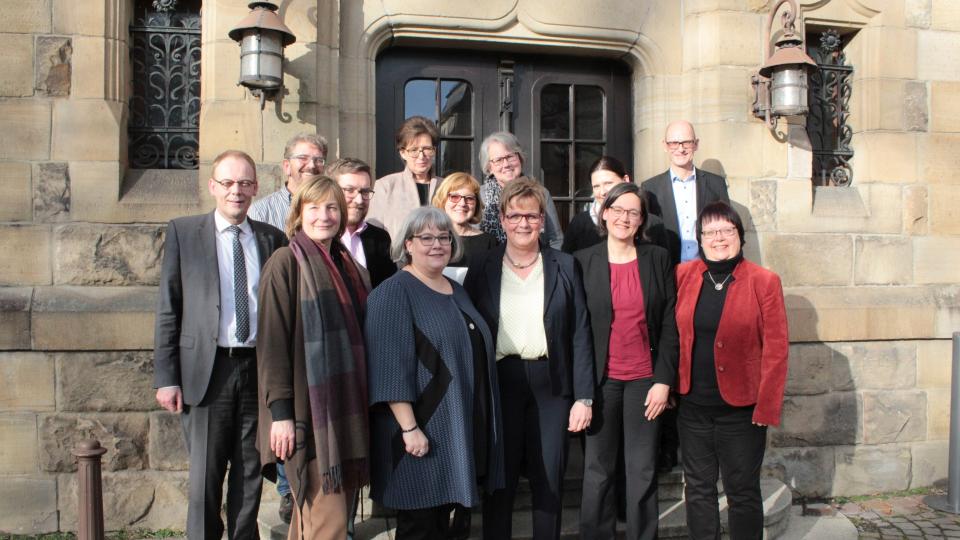 Das neue Schulleitungsduo der Grundschule unter dem Regenbogen in Meschede - Tanja Wichmann und Susanne Leeuw (vorne, 2. und 3. von links) mit den Mitarbeiter*innen aus dem Schulministerium, der Bezirksregierung und des Schulamtes.