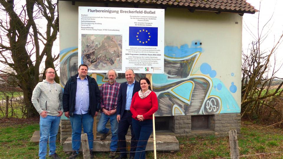 Von links nach rechts: Vertreter des Vorstandes der Teilnehmergemeinschaft, A. Dahlhaus, Bürgermeister der Stadt Breckerfeld, Silke Pienkny, Vertreterin der Flurneuordnungsbehörde bei der Bezirksregierung Arnsberg