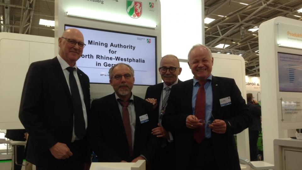 Vertreter der Abteilung Bergbau und Energie am bauma-Messestand