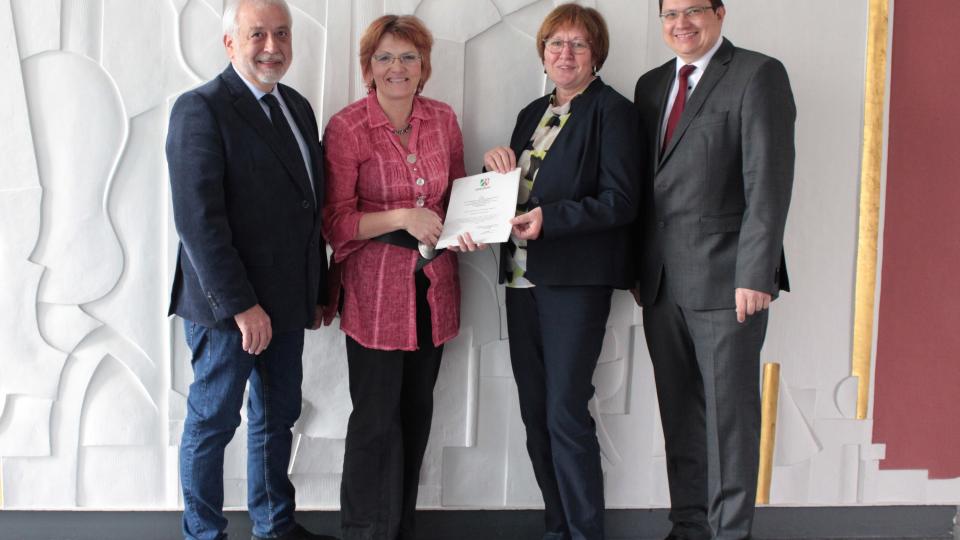 (v.l.n.r.) Thomas Kissinger (Pflegedienstleiter), Anna Tenner (Bezirksregierung Arnsberg), Beate Jahnke-Weil (Schulleitung), Michael Jost (Kaufmännischer Direktor)