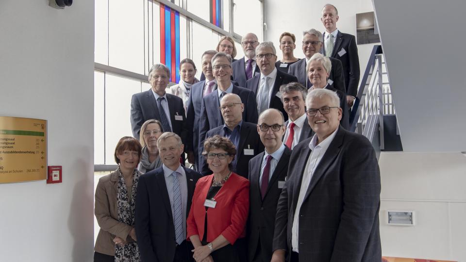 Regierungspräsident Hans-Josef Vogel (re.) und Regierungsvizepräsident Volker Milk (2.v.li.) mit den Tagungsteilnehmer*innen