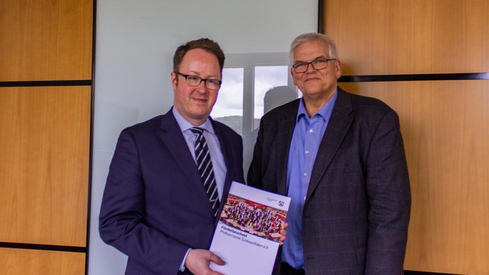 (v.l.n.r.) Michael Nassauer (Intendant der Philharmonie Südwestfalen) und Regierungspräsident Hans-Josef Vogel