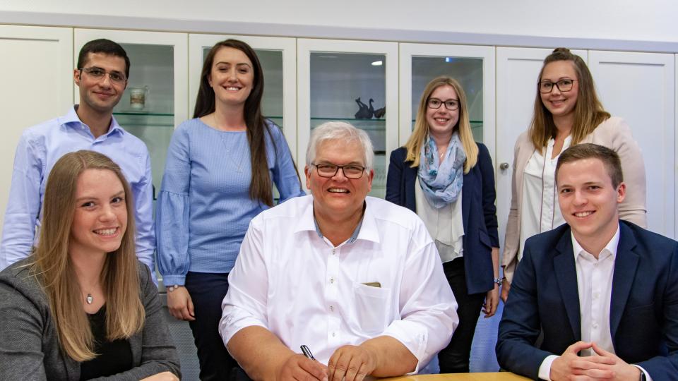 Regierungspräsident Hans-Josef Vogel (Mitte) bei der Unterzeichnung der Charta der Vielfalt zusammen mit dem #BRAversity-Team im Juni 2018