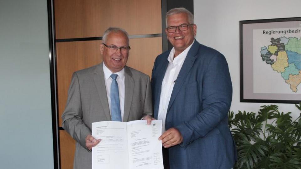 von link nach rechts: Landrat Dr. Karl Schneider, Regierungspräsident Hans Josef Vogel
