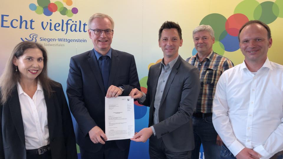 v.li. Beatrice Bender (Kreis Siegen-Wittgenstein), Rüdiger Evers (Bezirksregierung Arnsberg) Landrat Andreas Müller, Michael Scherer (Kreis Siegen-Wittgenstein), Olaf Klammer (Bezirksregierung Arnsberg) (Foto: Kreis Siegen-Wittgenstein)