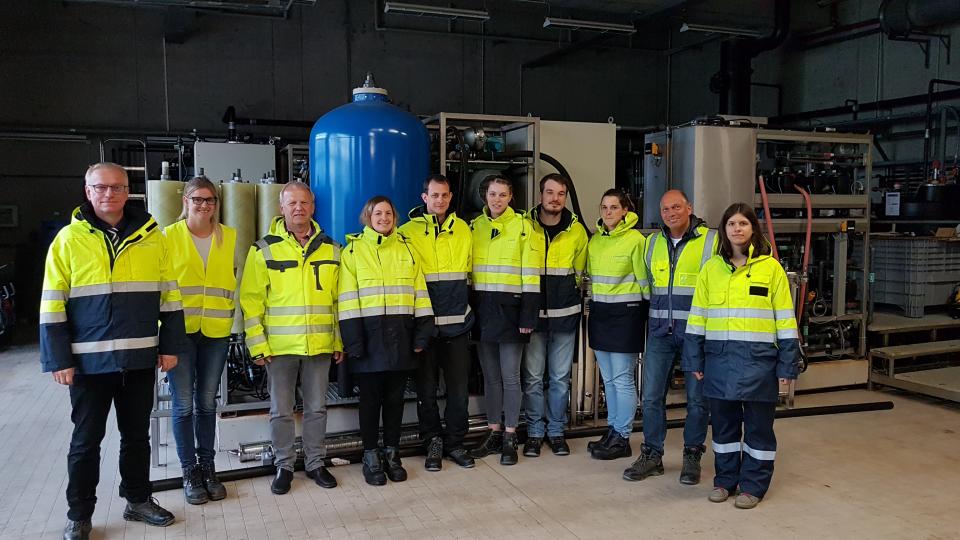 Die Exkursionsteilnehmer*innen und Reinhard Pape (3.v.li.) vor der Sickerwasserbehandlungsanlage auf der Zentralen Reststoffdeponie (ZRD) in Meschede-Frielinghausen