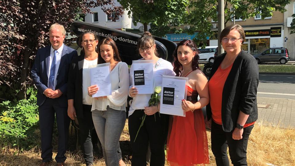 (v.r.n.l.): Dr. W. Klee (Schulleiterin Westfalenkolleg Dortmund), I. Maatz (Artistin), M. Schneider (Schaustellerin), M. Möhlmann (Schaustellerin), E. Röthig (stellv. Schulleiterin Schule für Zirkuskinder), T. Müller (BR Arnsberg)