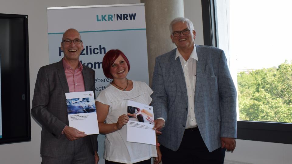 (v.l.n.r) Dr. Andres Schützendübel (Geschäftsführer des Landeskrebsregisters NRW), Dr. Dominique Werner (Leiterin klinische Auswertungsstelle) und Regierungspräsident Hans-Josef Vogel (Foto: Landeskrebsregister NRW)