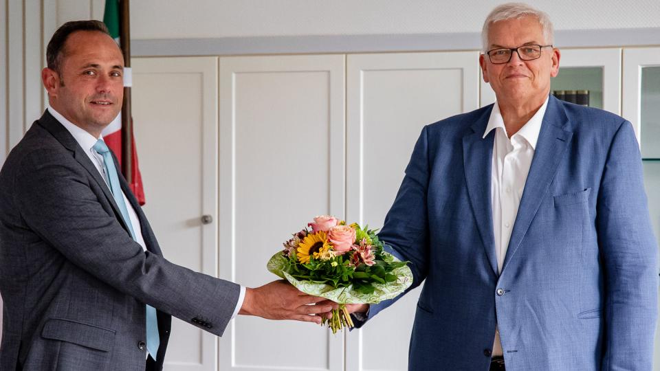 Thorsten Schmitz-Ebert mit Regierungspräsident Hans Josef Vogel
