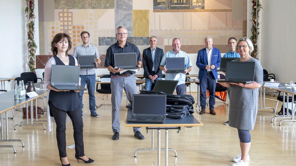 Vertreter*innen der NRW-Sportschulen und der Bezirksregierung Arnsberg bei der Übergabe der Laptops für die Beschulung von Leistungssportler*innen