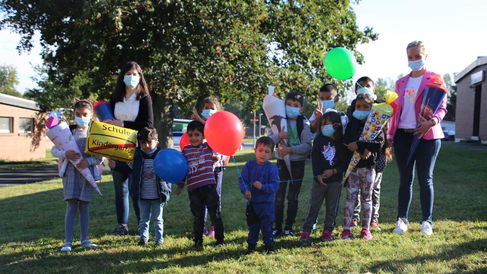 Die ersten in der ZUE Möhnesee beschulten Kinder mit ihren Lehrerinnen Arzu Akkaya (links) und Nele Dönneweg (rechts).