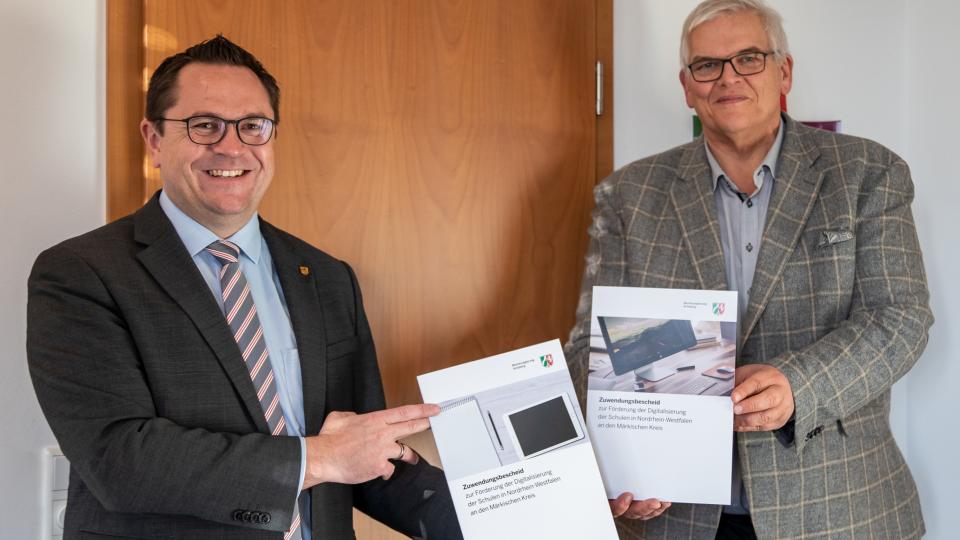 Landrat Marco Voge (links) erhält zwei Förderbescheide von Regierungspräsident Hans-Josef Vogel