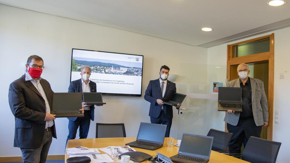 Regierungspräsident Hans-Josef Vogel überreicht gemeinsam mit Thomas Müller, schulfachlicher Dezernent bei der Bezirksregierung Arnsberg dreizehn Laptops mit einer dazugehörenden Grundausstattung an Vertreter des Schaustellergewerbes.