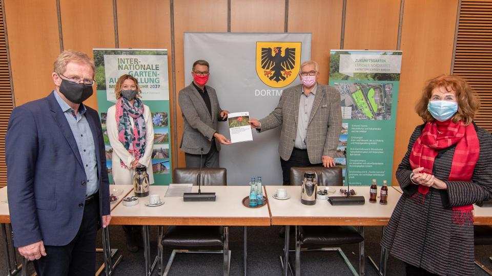 V.l.n.r.: Ludger Wilde (Stadt Dortmund), Susanne Linnebach (Stadt Dortmund), Oberbürgermeister Thomas Westphal, Hans-Josef Vogel (Regierungspräsident Arnsberg), Dr. Martina Oldengott (Internationale Gartenausstellung Metropole Ruhr 2027).