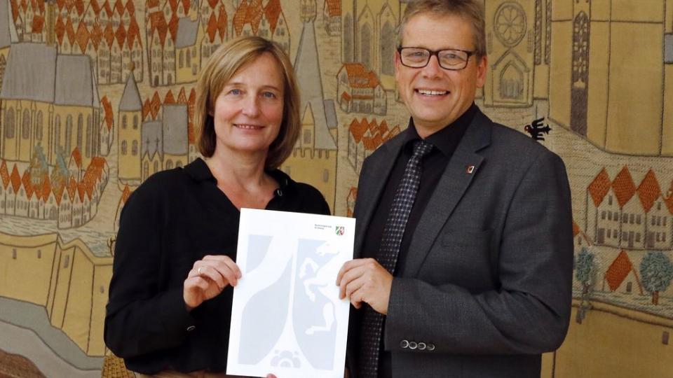 v.l.n.r. Abteilungsleiterin Monika Nienaber-Willaredt (Bezirksregierung Arnsberg) und Baudezernent Arnulf Rybicki