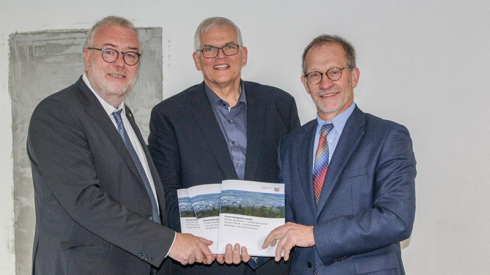 von links: Bürgermeister Walter Kiß, Regierungspräsident Hans-Josef Vogel, Abteilungsdirektor Ferdinand Aßhoff