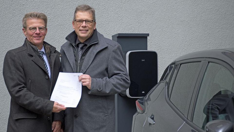 Hauptdezernent Markus Coerdt (links) übergibt Stadtrat Arnulf Rybicki den Förderbescheid