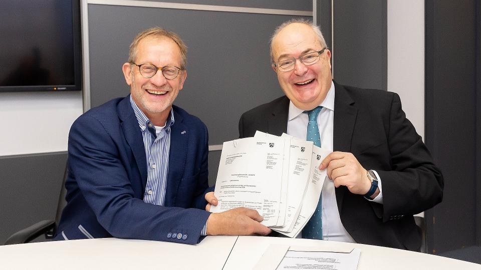 Ferdinand Aßhof, Bezirksregierung Arnsberg, links, Oberbürgermeister Thomas Hunsteger-Petermann
