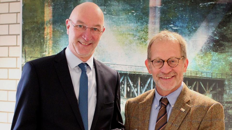 Bürgermeister Stefan Hundt (links) und Ferdinand Aßhof, Leiter der Abteilung Regionale Entwicklung bei der Bezirksregierung Arnsberg