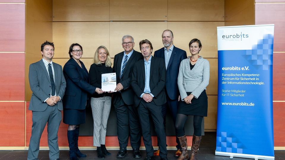 Von links nach rechts: Sebastian Scheeben, Christine Skropke, Birgitte Baardseth, Regierungspräsident Hans-Josef Vogel, Johannes Peuling, Ralf Benzmüller, Friederike Schneider