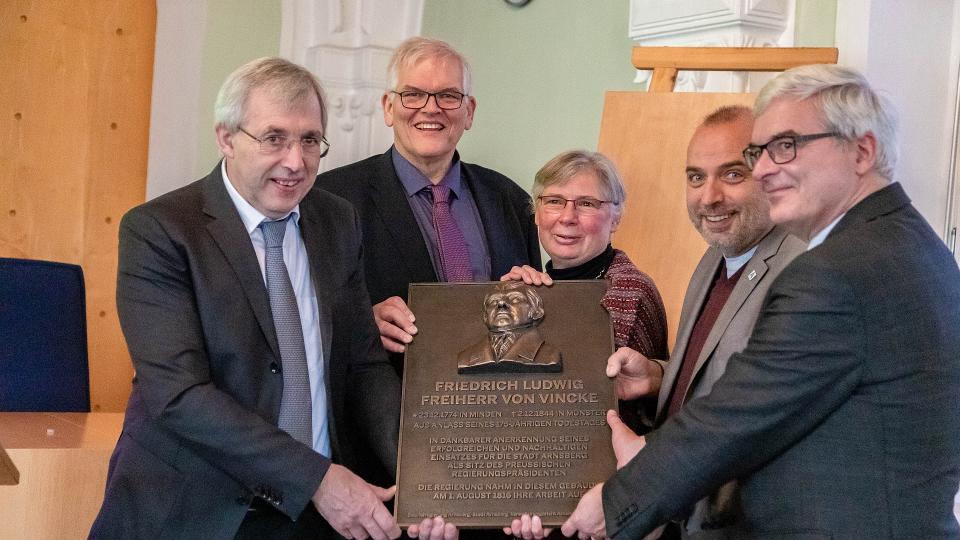 von links: Klaus Kaiser, Parlamentarischer Staatssekretär, Regierungspräsident Hans-Josef Vogel, Prof. Dr. Mechthild Black-Veldtrup, Bürgermeister Ralf Bittner, Jürgen Jaenecke, Präsident des Verwaltungsgerichtes Arnsberg