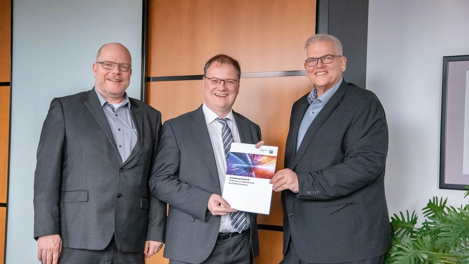 v.l.n.r. Ulrich Schilling, Breitbandbeauftragter des Ennepe-Ruhr-Kreises, Landrat Olaf Schade, Regierungspräsident Hans-Josef Vogel