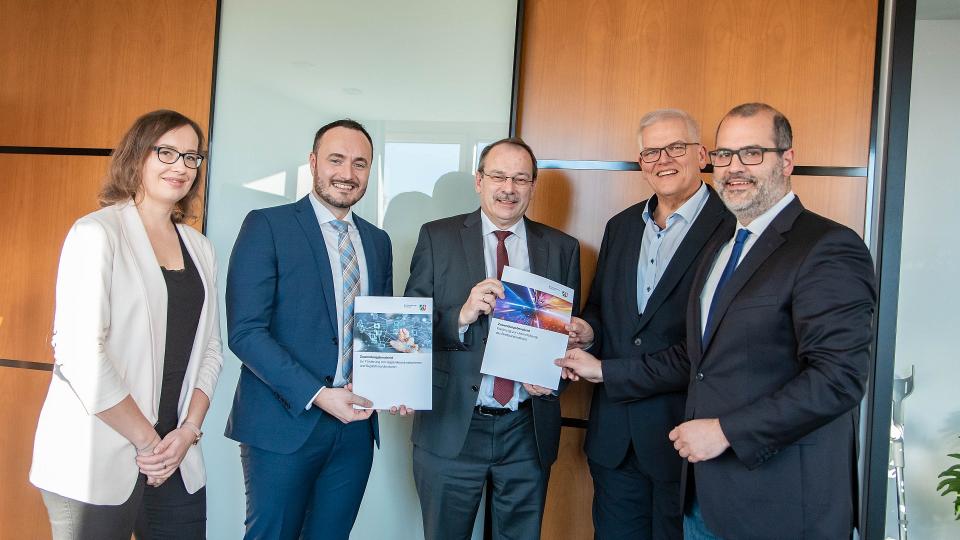 v.l.n.r. Sarah Hengesbach (Bezirksregierung Arnsberg), Breitbandkoordinator Sergej Rudsinski, Landrat Thomas Gemke, Regierungspräsident Hans-Josef Vogel, Giovanni Lo Re (Bezirksregierung Arnsberg)