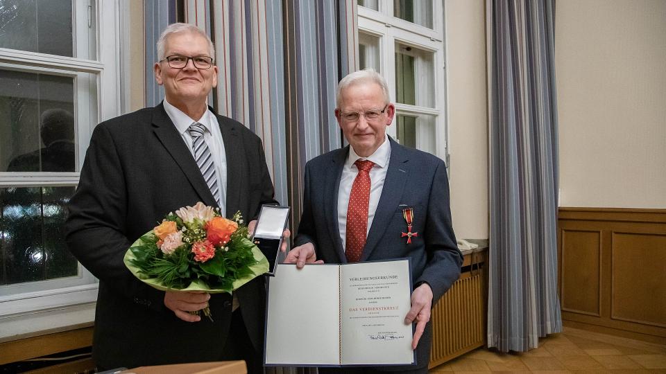 v.l.n.r. Regierungspräsident Hans-Josef Vogel und Dr. Hans-Heiner Decker