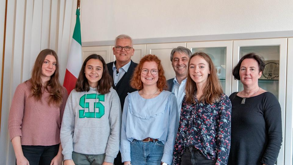 Regierungspräsident Hans-Josef Vogel (Dritter von links) mit Schüler*innen aus dem Regierungsbezirk Arnsberg, die an der Nachhaltigkeitskonferenz im finnischen Espoo teilgenommen haben.