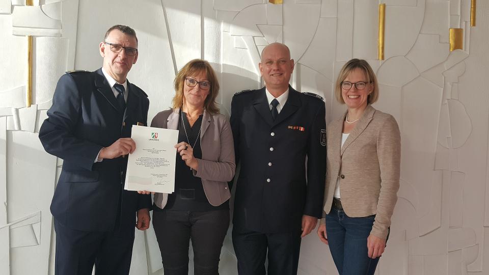 v.l.n.r. Mario Rosenkranz (Leiter der Berufsfeuerwehr Witten), Monika Rademacher (Bezirksregierung Arnsberg), Frank Stinshoff (Schulleiter), Dr. Anja Lackner (Bezirksregierung Arnsberg)
