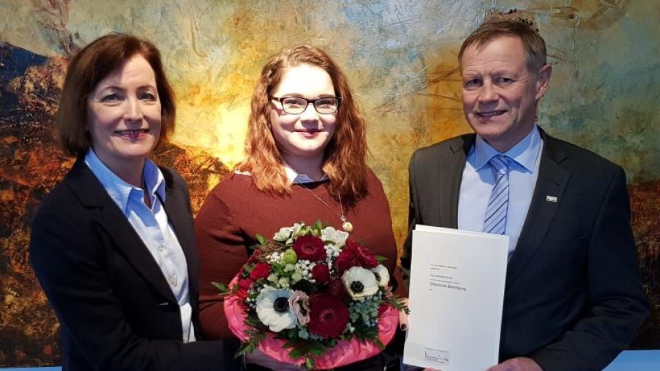 von links: Bürgermeisterin Sonja Leidemann, Michelle Worrien, Regierungsvizepräsident Volker Milk