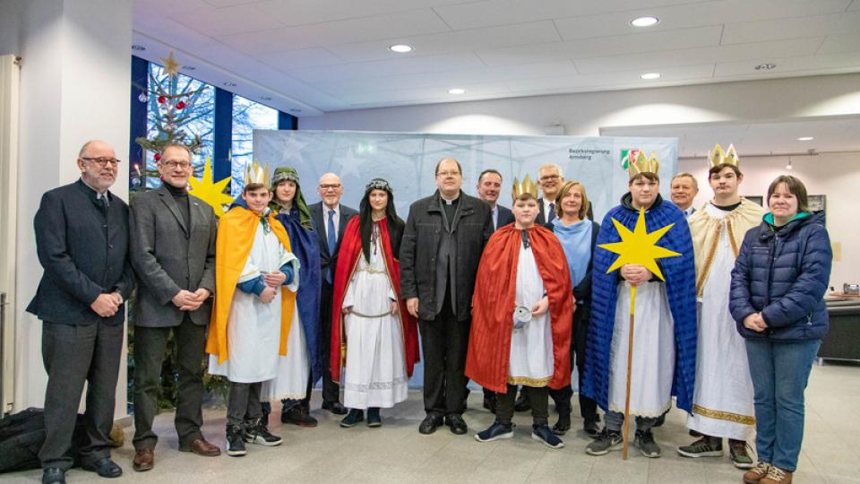 Die Sternsinger der Arnsberger Propsteigemeinde mit der Behördenleitung der Bezirksregierung bei ihrem Besuch am 8. Januar.